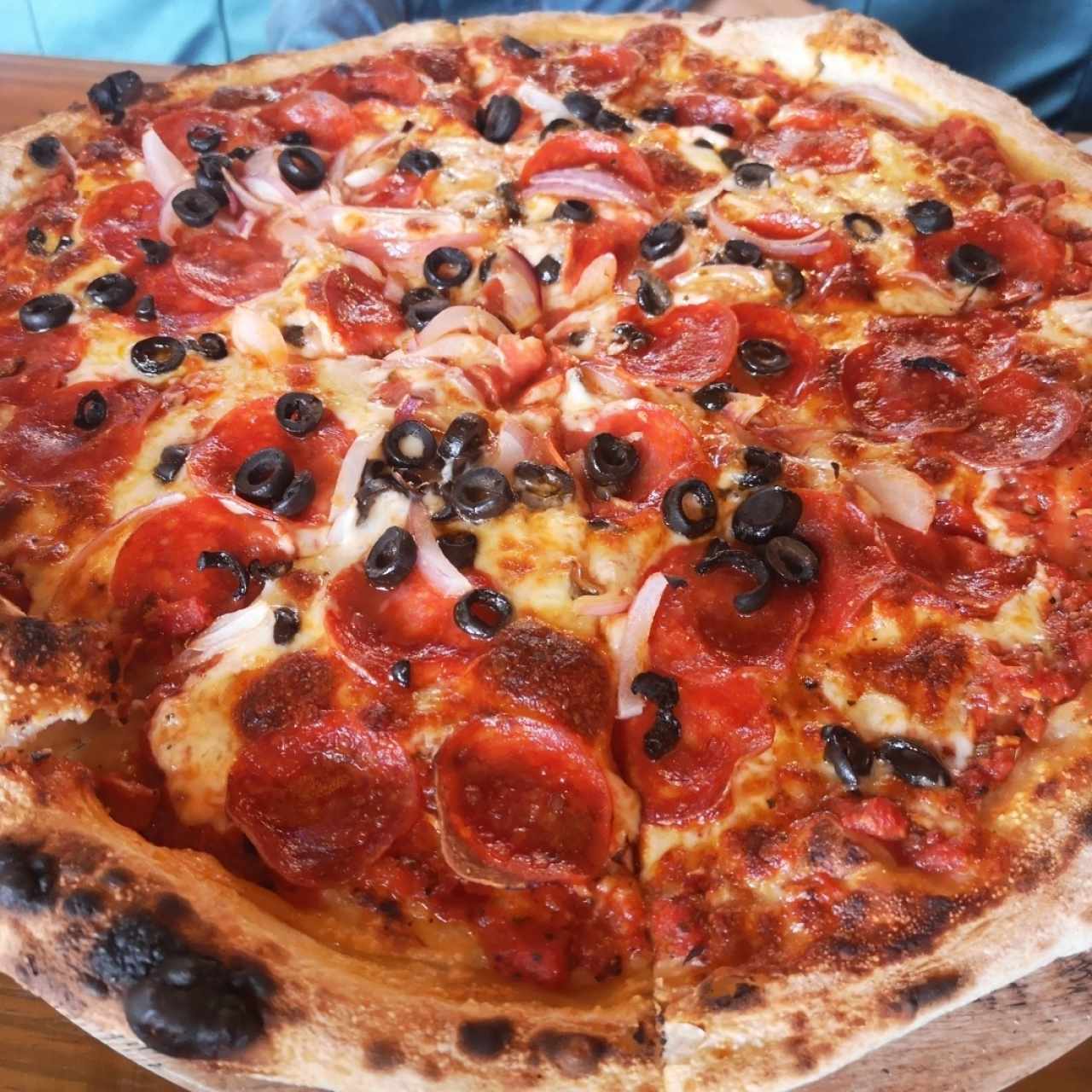 Pizza Peperoni con Cebolla y Aceitunas extras... El sabor está delicioso pero ya la masa de la pizza no es como antes, esta muy aguada y la atención está vez fue un poco maluca el mesero estaba como en otro mundo... y el costo de los adicionales lo subieron demasiado, la semana pasada pedí a domicilio y el adicional me lo cobraron como $3 y algo dos adicionales y ahora fue $3.50 cada uno... espero no descuiden la calidad ni la atención ni los detalles que menciono, porque definitivamente no regresaría, aún no los sacó de mi lista de fav pero ya van 2 malas experiencias está y la Delivery por apetito la pizza llegó fatal... la 3 es la vencida o strike para sacarlos de mis FAv y mis recomendados