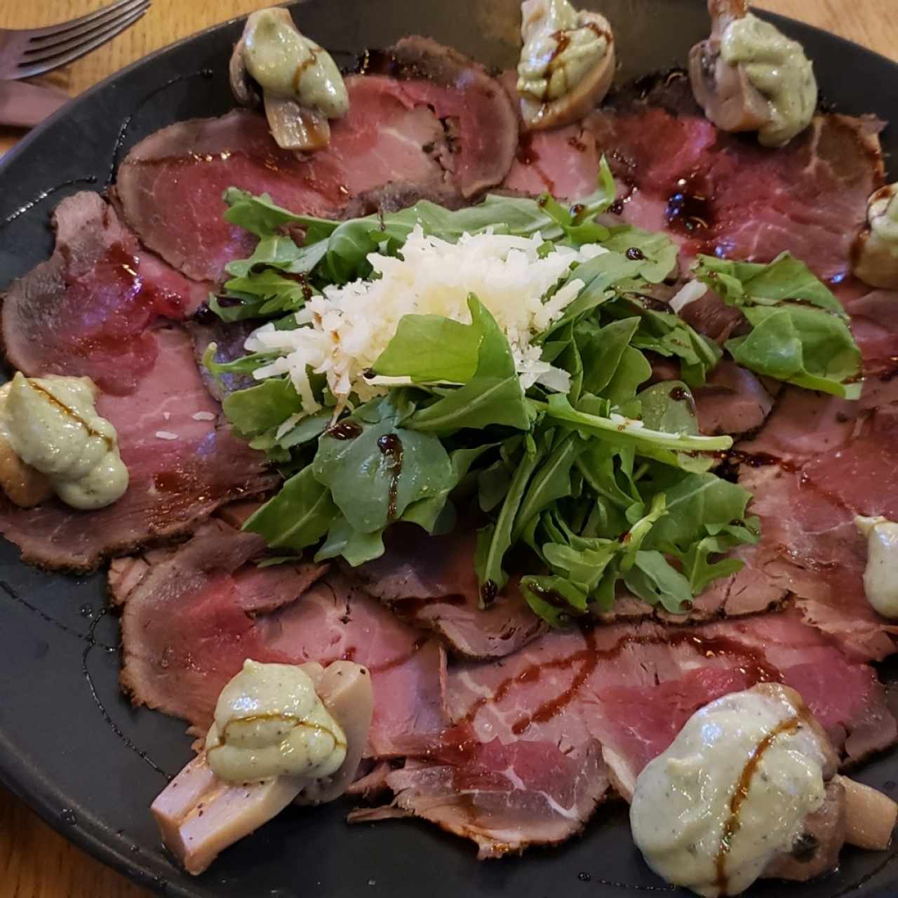 Carpaccio de Res con Costra de Especies