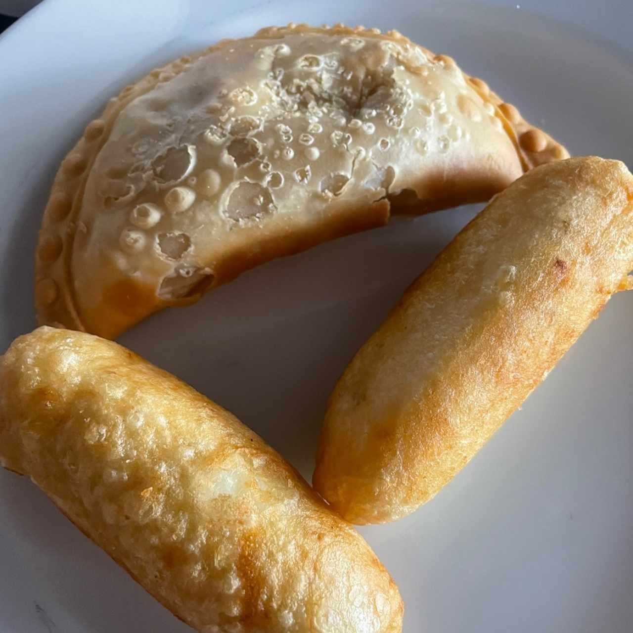 Empanada de Harina Rellena de Carne Deshilachada y Carimañolas