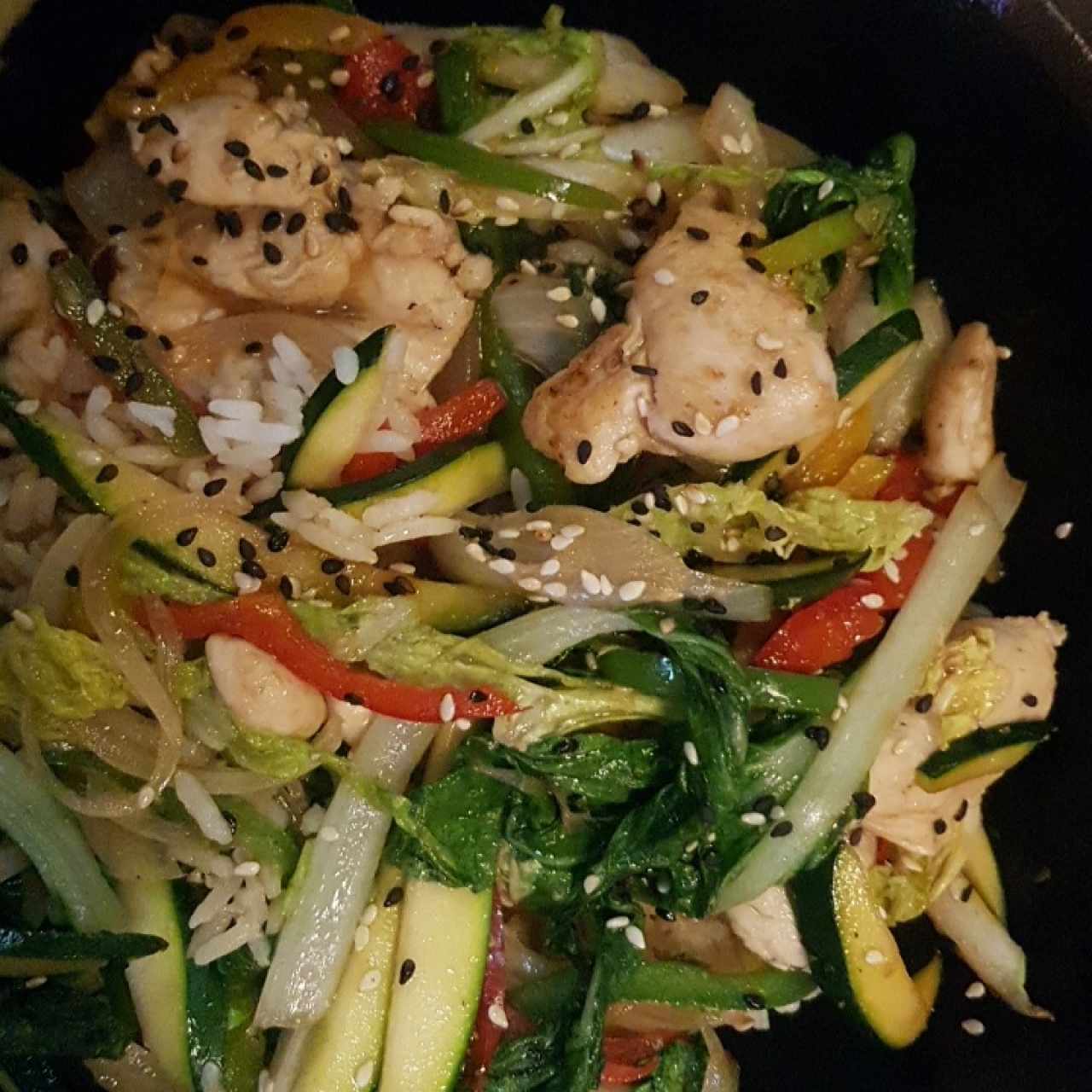 pollo con vegetales sobre arroz