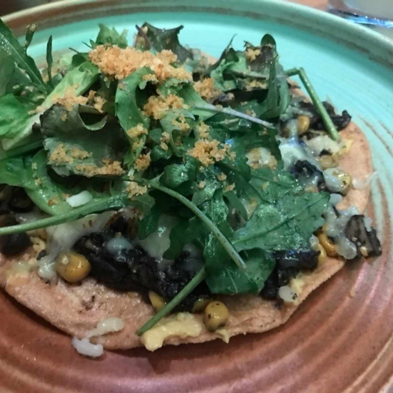 tostada con huitlacoche, maiz, queso, arugula y trufa 