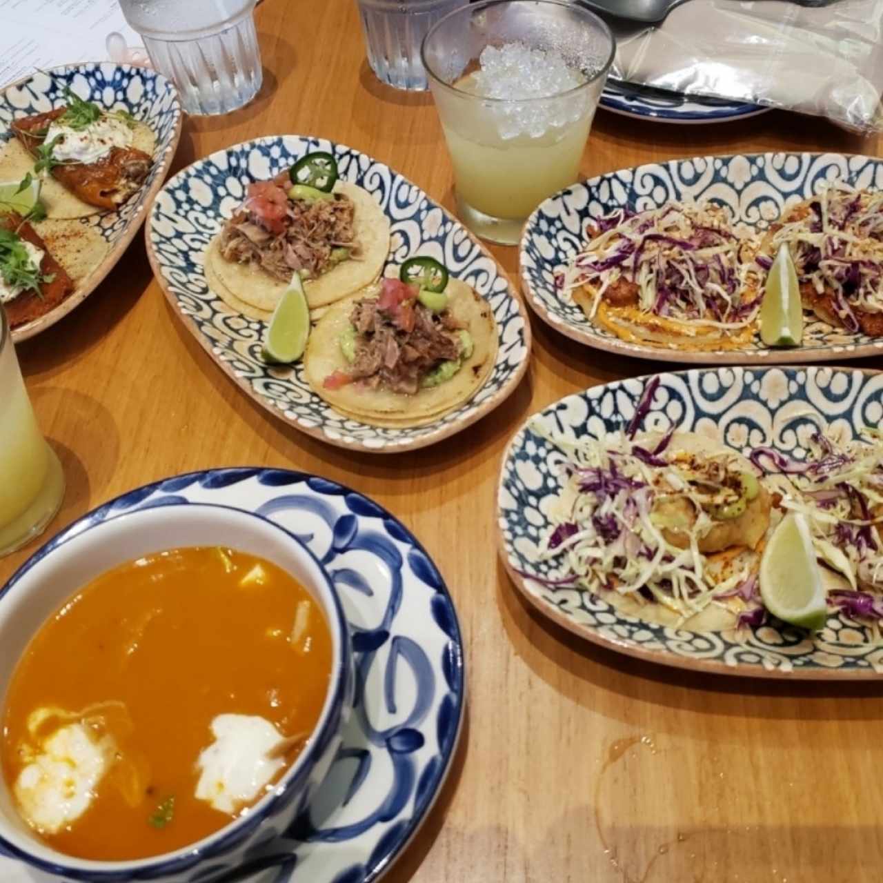 tacos gobernador, tacos de pescado, tacos de chorizo, tacos de carnitas, sopa de tortilla, jugo de Piña y jengibre