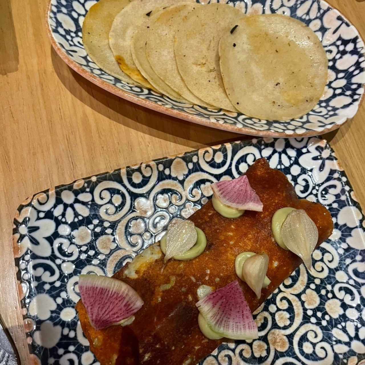 Chicharrón de Queso con guacamole 