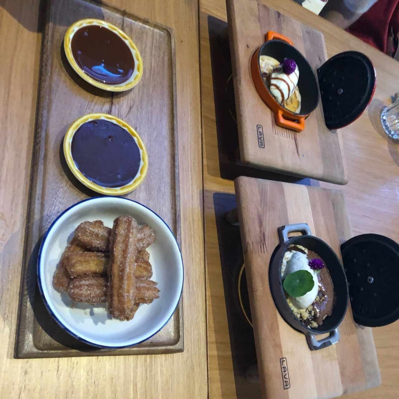 postres: churros, chocolate y tres leches