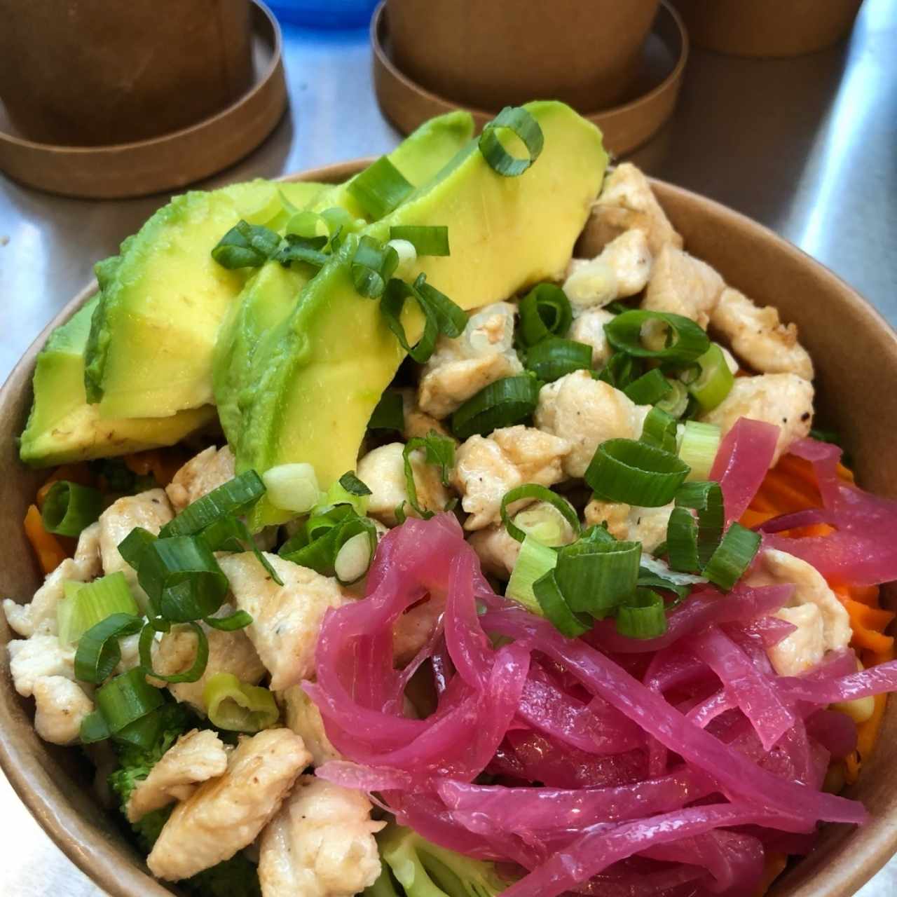 Bowl regular de Pollo con extra de Aguacate