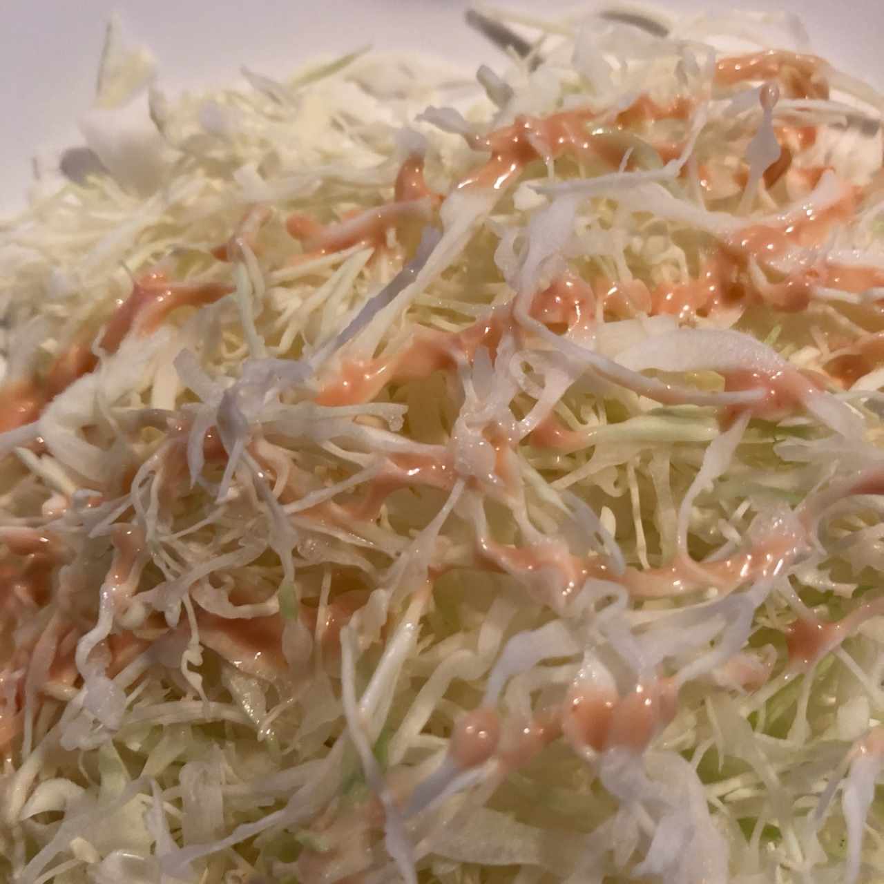 sirven ensalada (repollo) en ligar de pan  con kimchi 