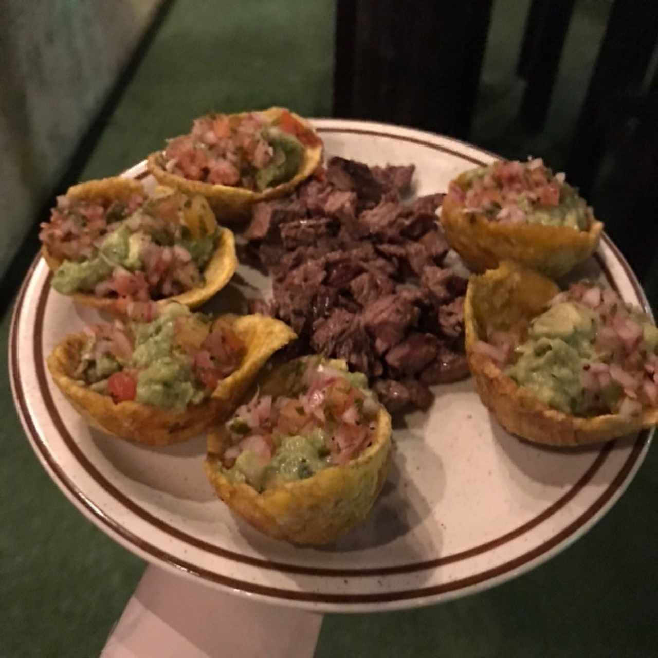 Patacones Rellenos con Guacamole y Pico de Gallo acompañado de Filete de Res picado