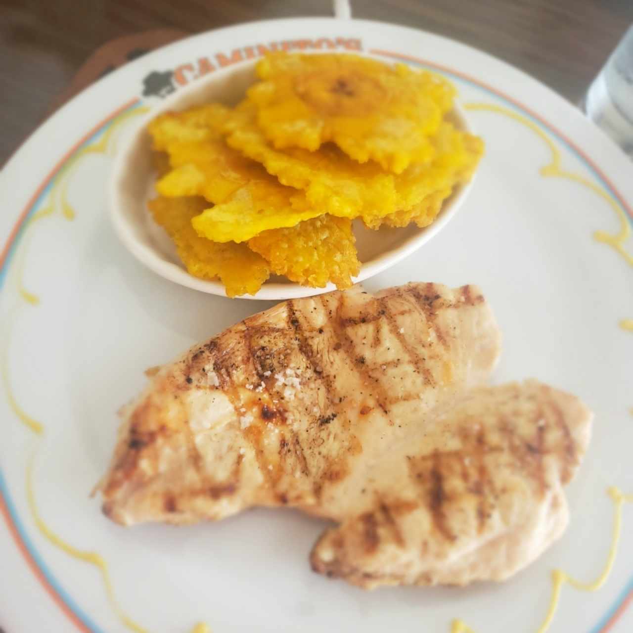 Filete de Pollo a la parrilla con patacones