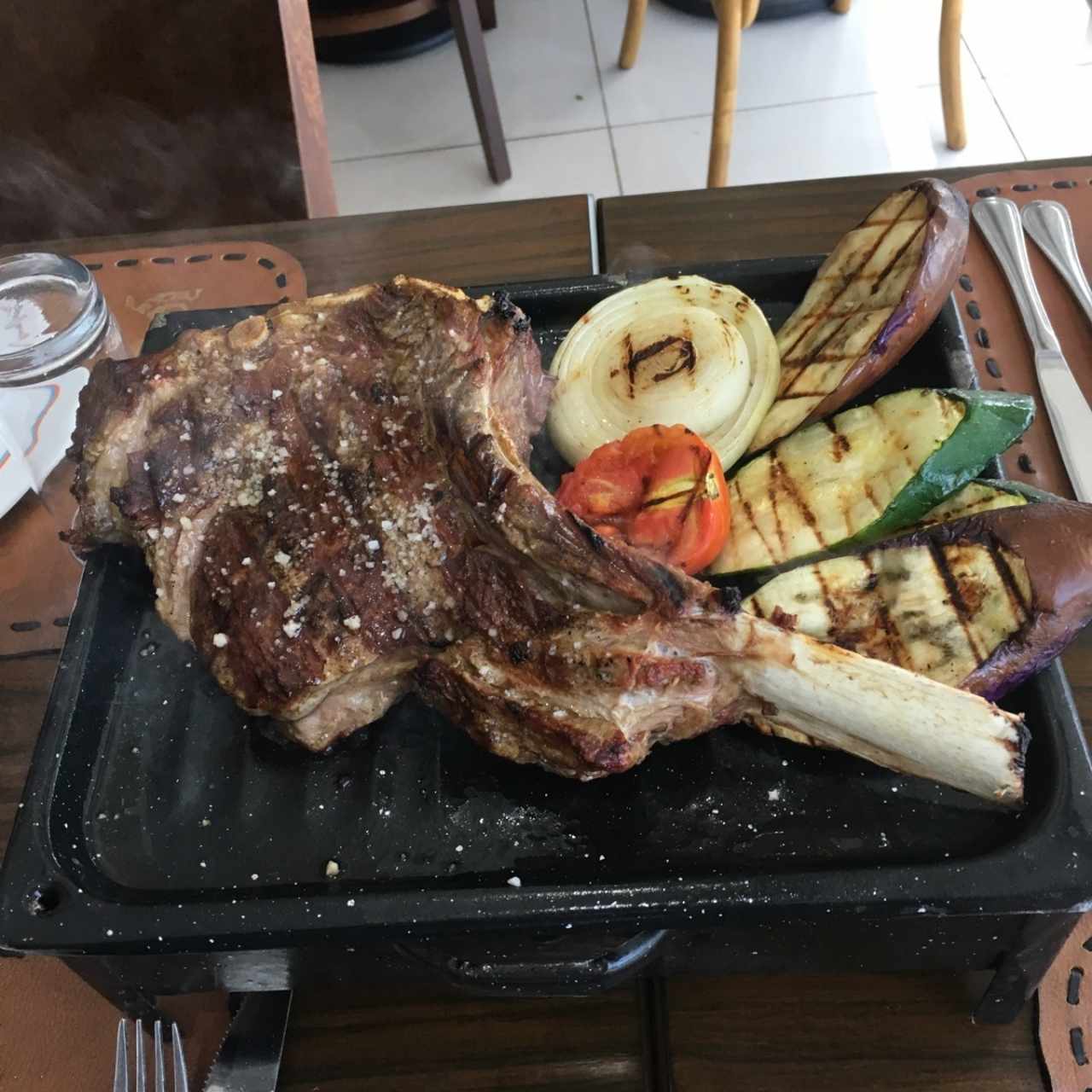 Tomahawk con vegetales a la parrilla