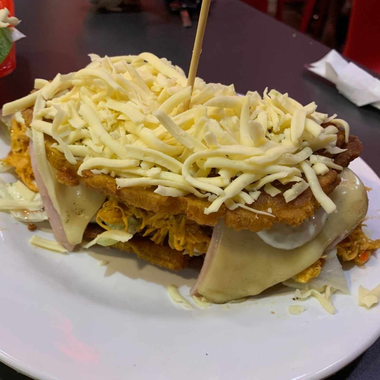 Patacón con pollo desmechado