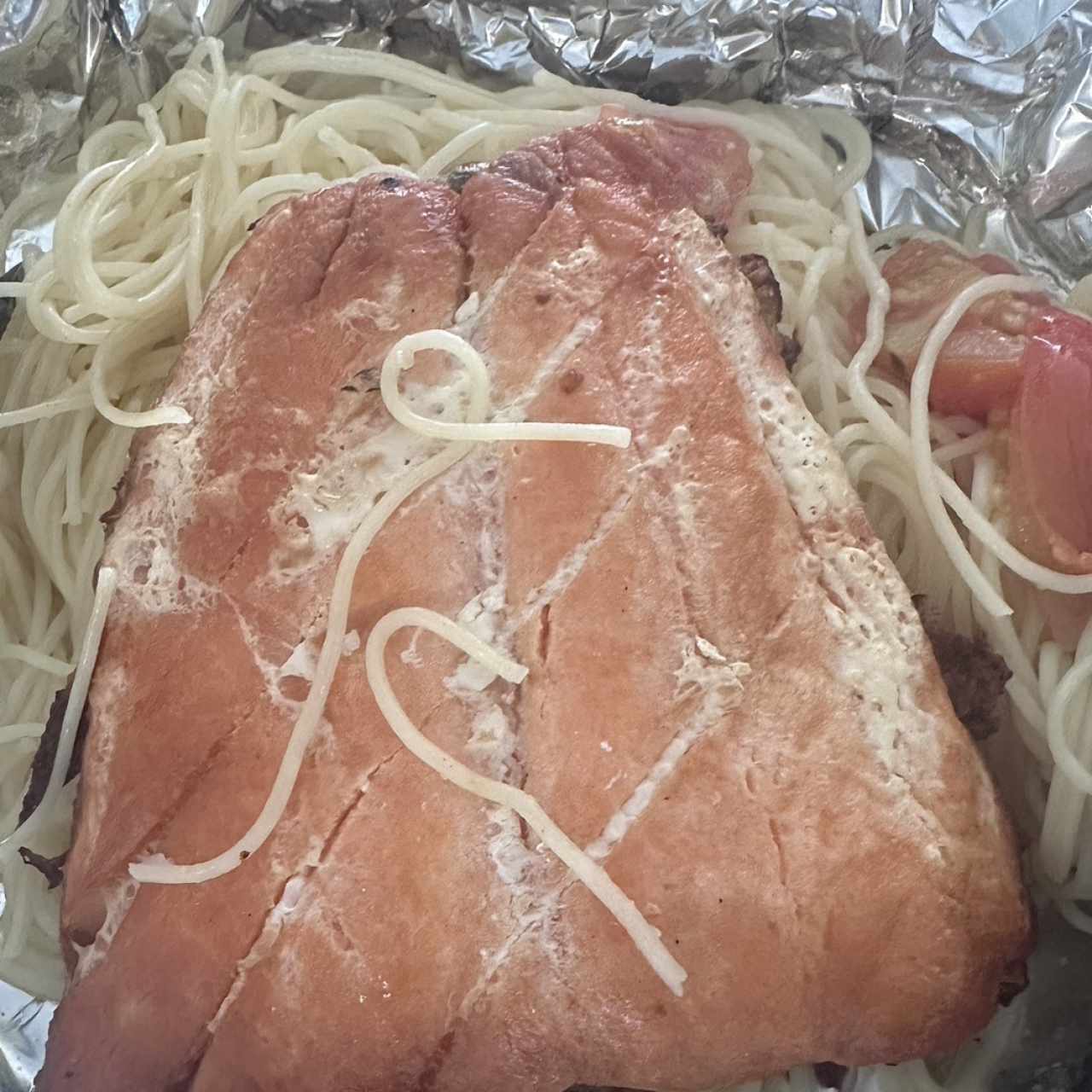 Salmón en Crema de Hongos con Pasta al Oleo