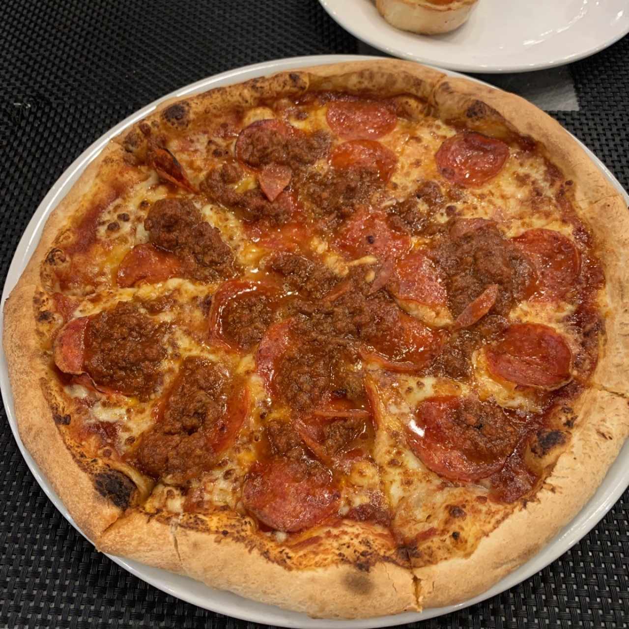Pizza con carne y pepperoni