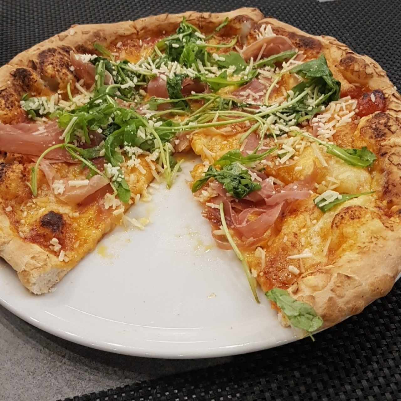 pizza proscrito y rúcula