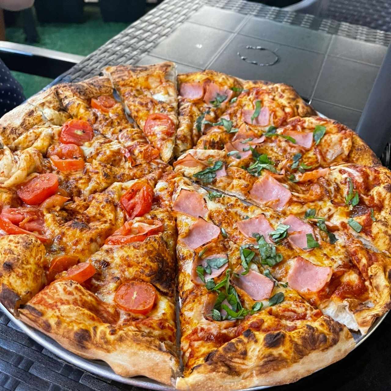 Pizzas - Pizza Margherita y jamon albahaca
