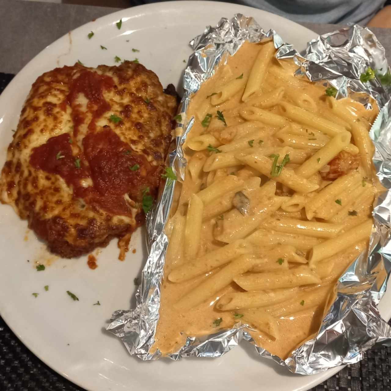 Filete de pollo a la parmigiana con penne en salsa Rafaella
