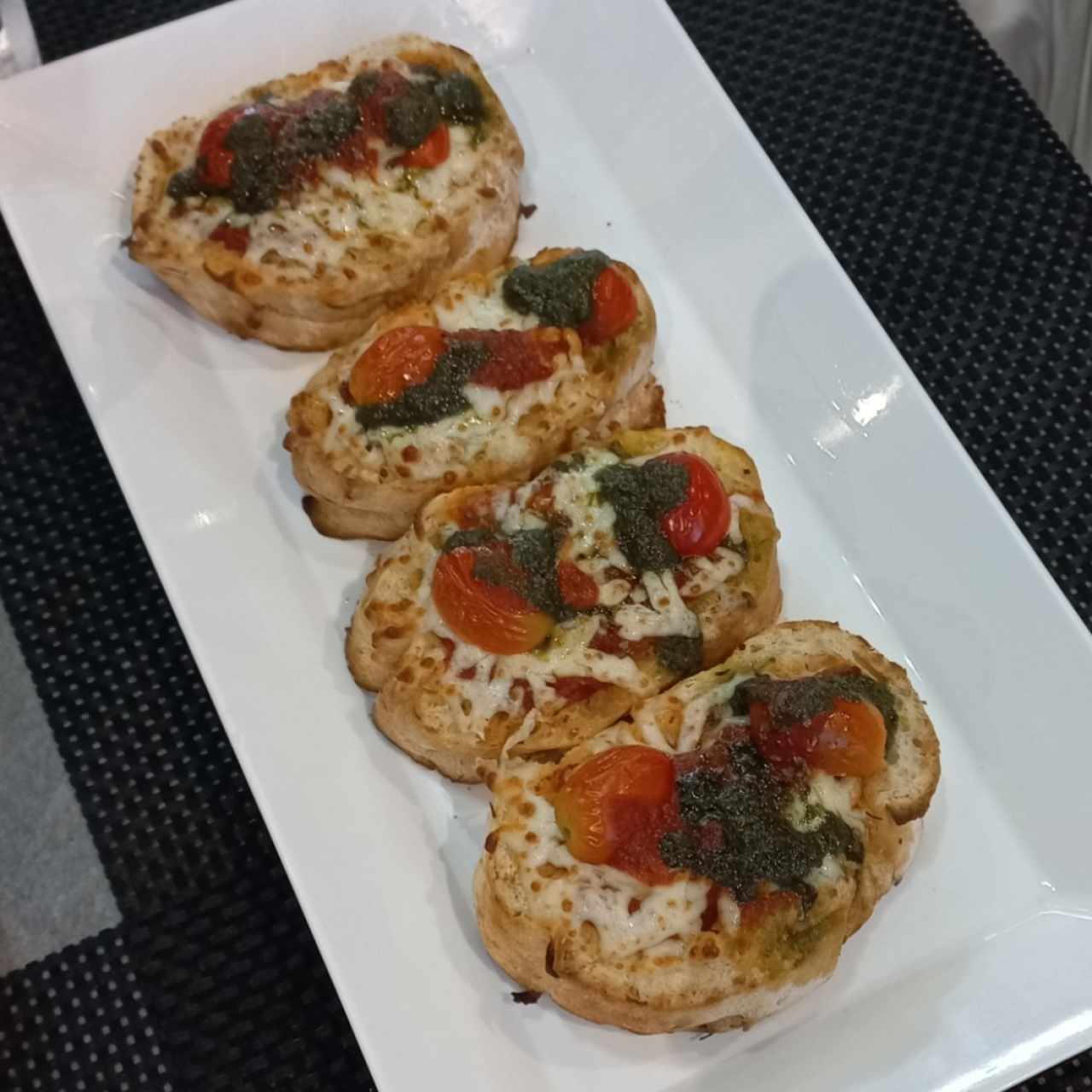 Pan Napolitano, mozzarella, tomate y Pesto
