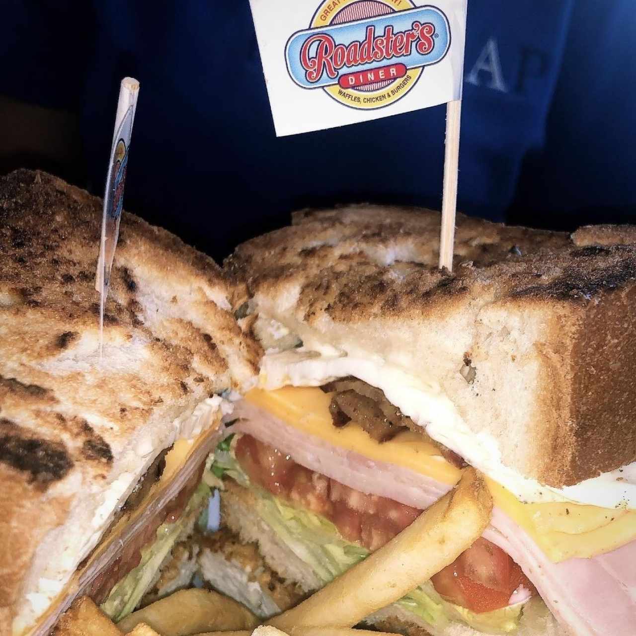 Club Sandwich con Papas Fritas