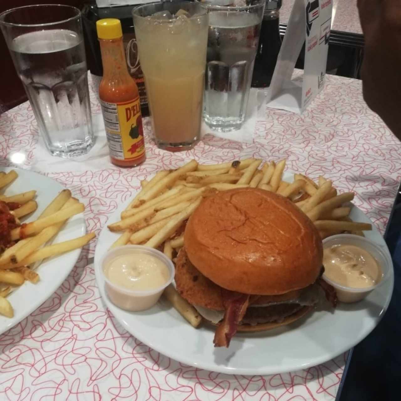 hamburguesa con aros de cebolla y papas