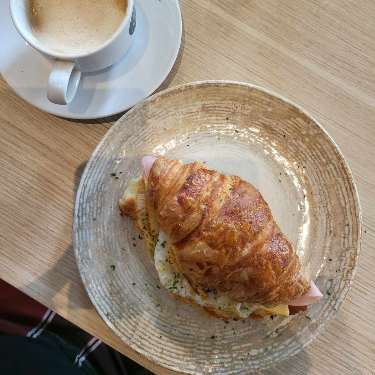 Croissant jamón y queso