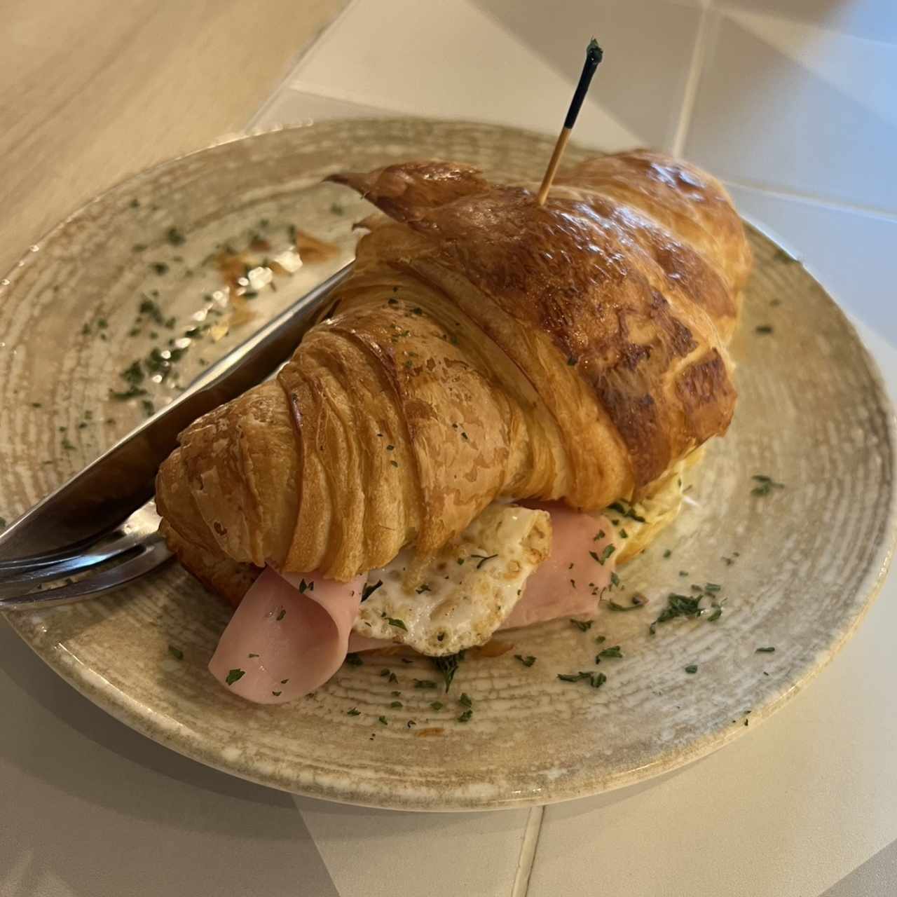 Croissant de jamon queso y huevo