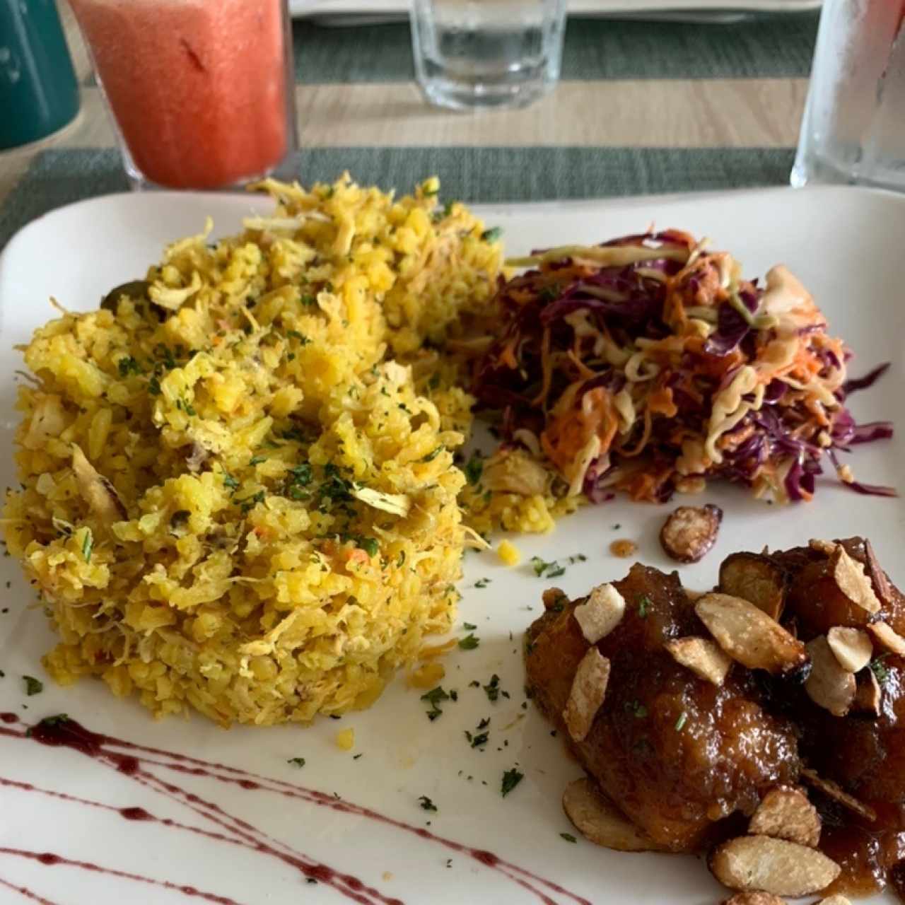 Menú ejecutivo: arroz con pollo, ensalada rallada y plátanos tentación con jugo mixto y sopa de pollo