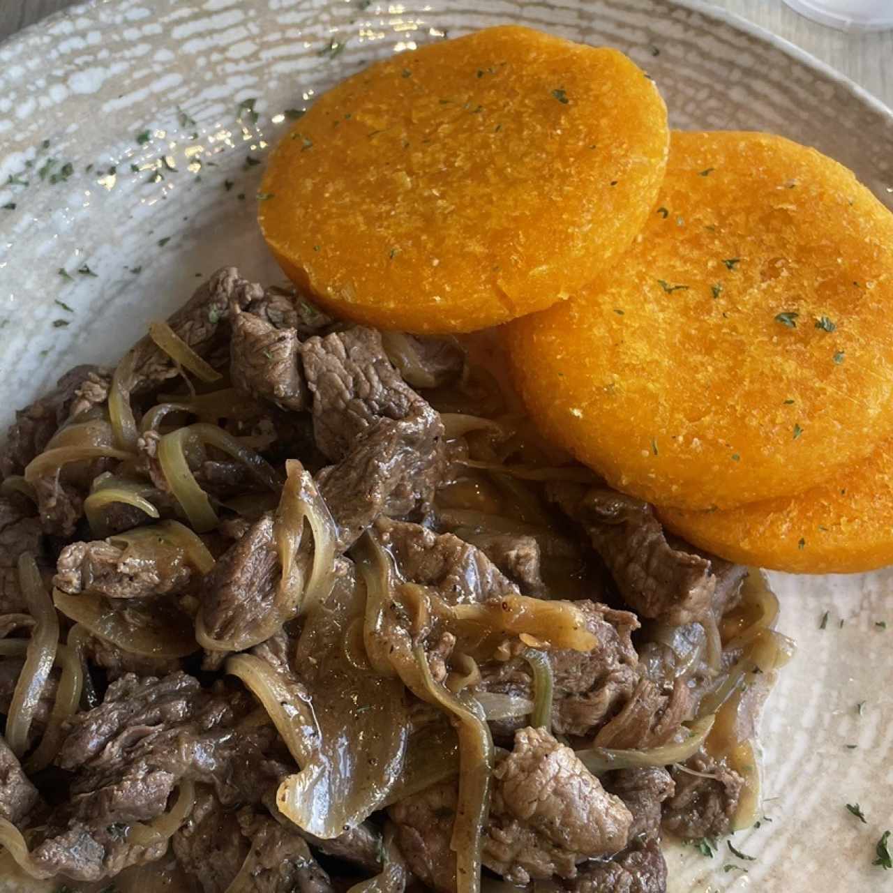 Bisteck Encebollado con Tortilla