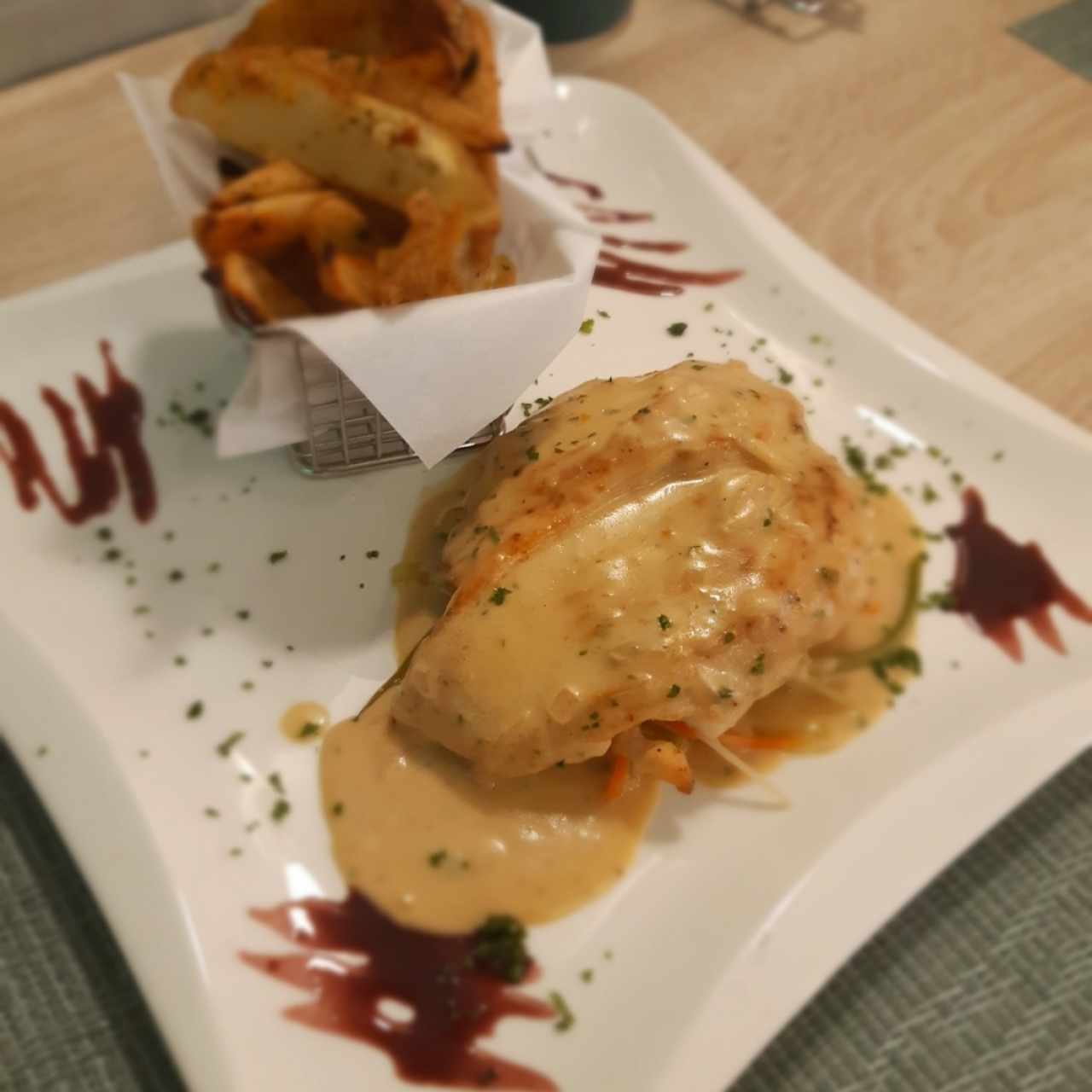 Pechuga de pollo en cama de vegetales