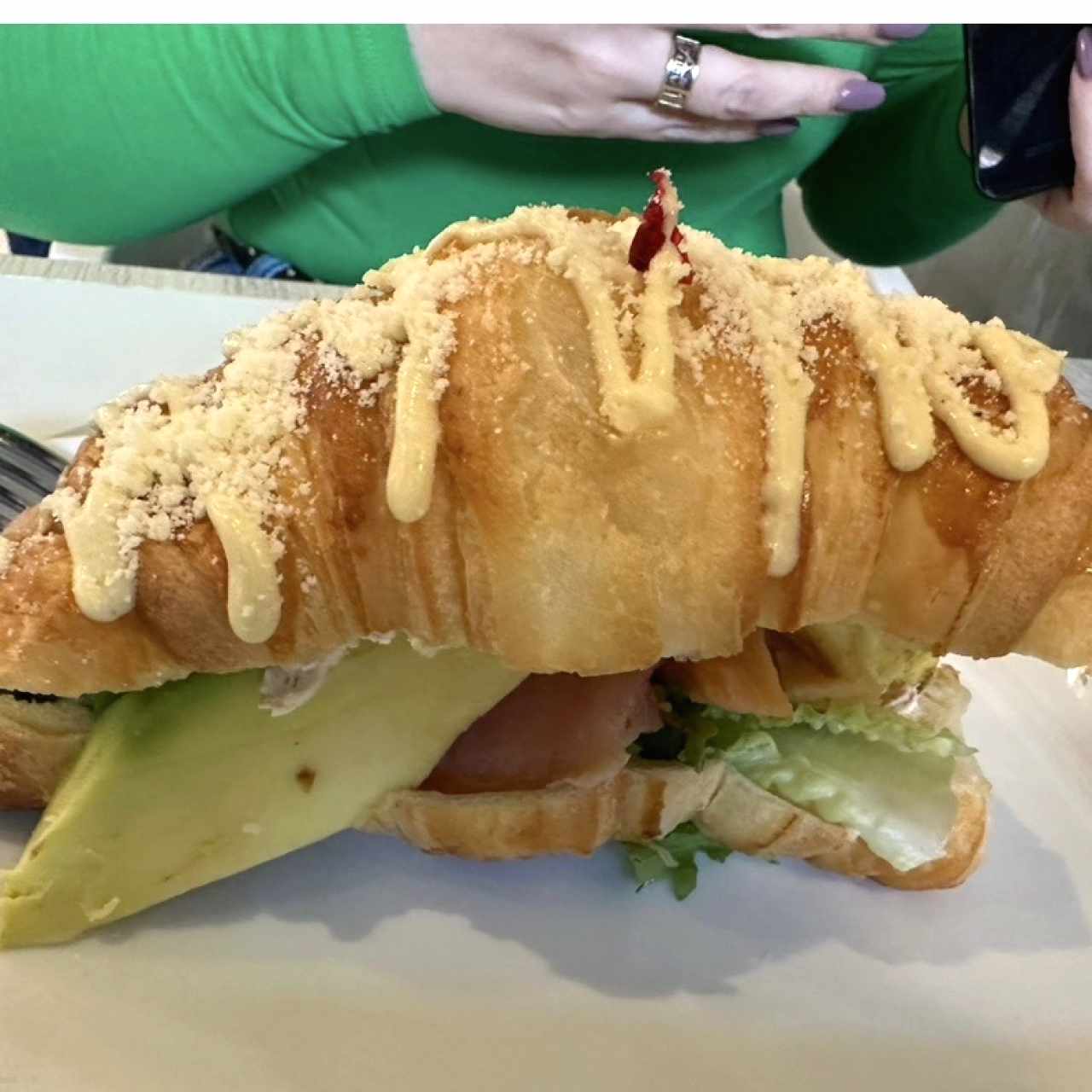 Croissant de aguacate y salmón