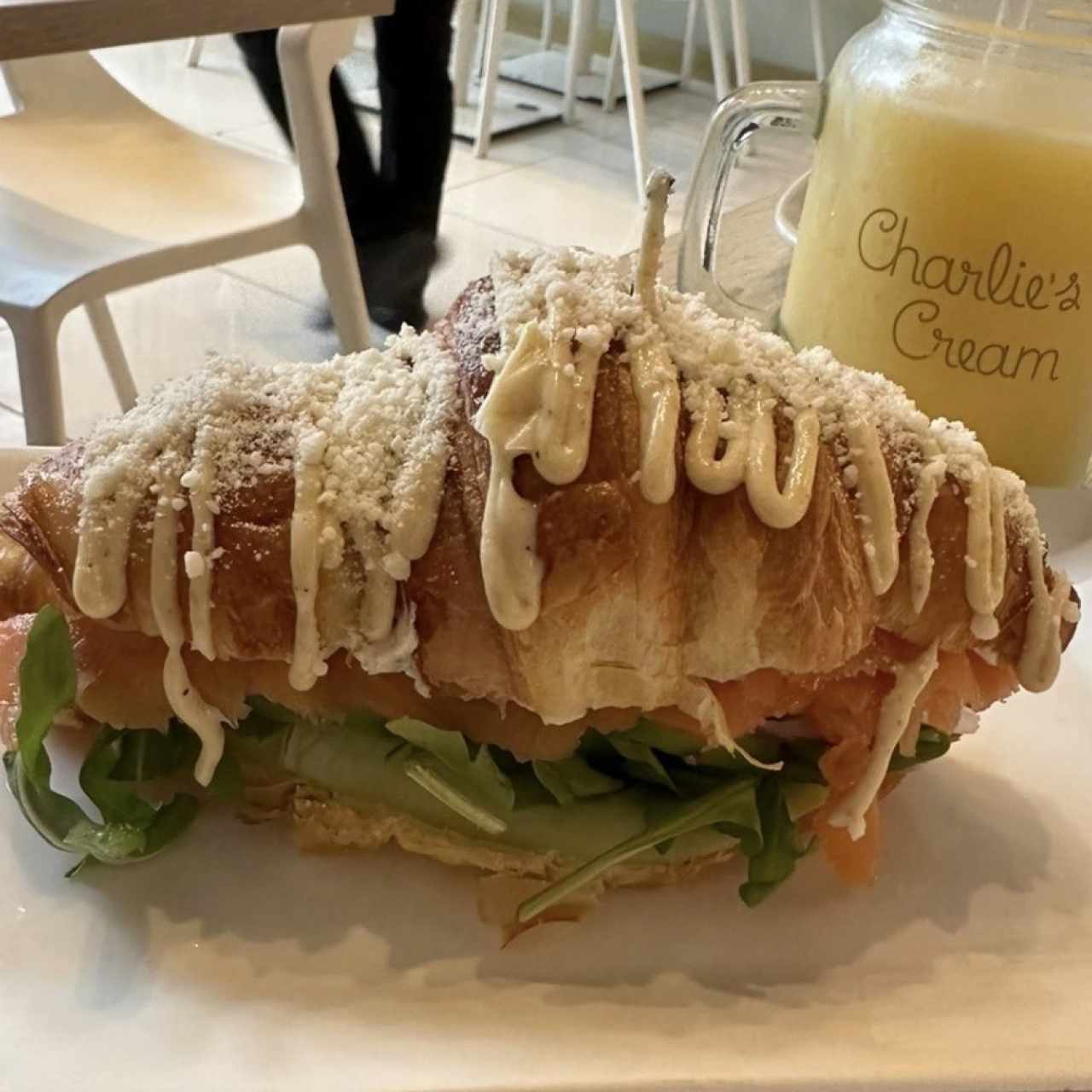 Croissant con salmón