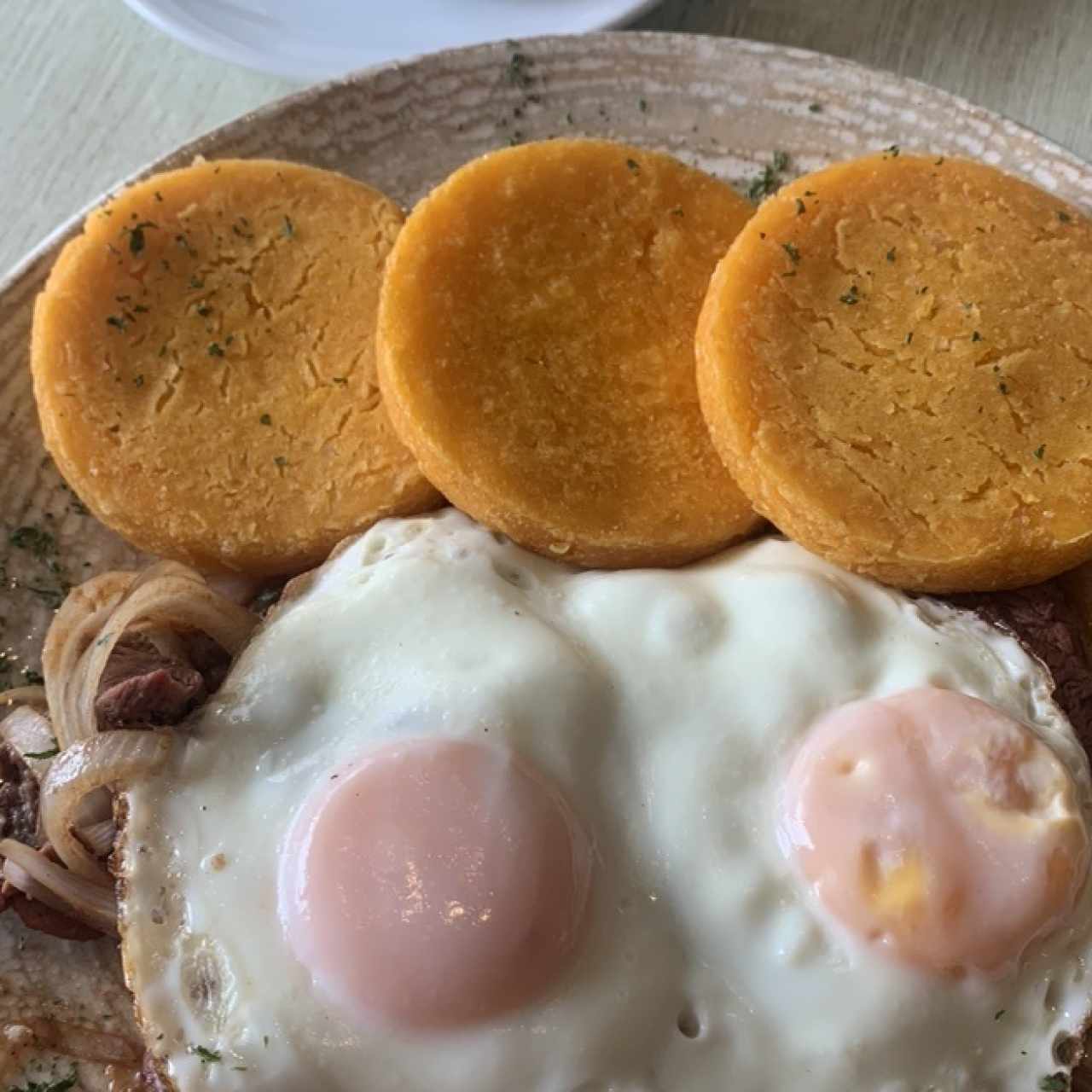 Bisteck Encebollado con Tortilla