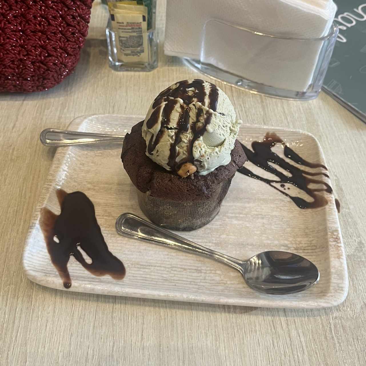 Volcán de nutella con helado de pistacho