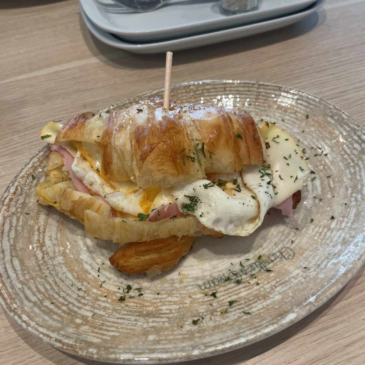 Croissant jamón, queso y huevo