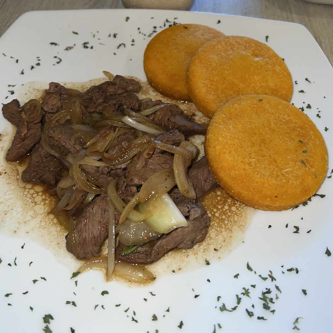 Bisteck Encebollado con Tortilla