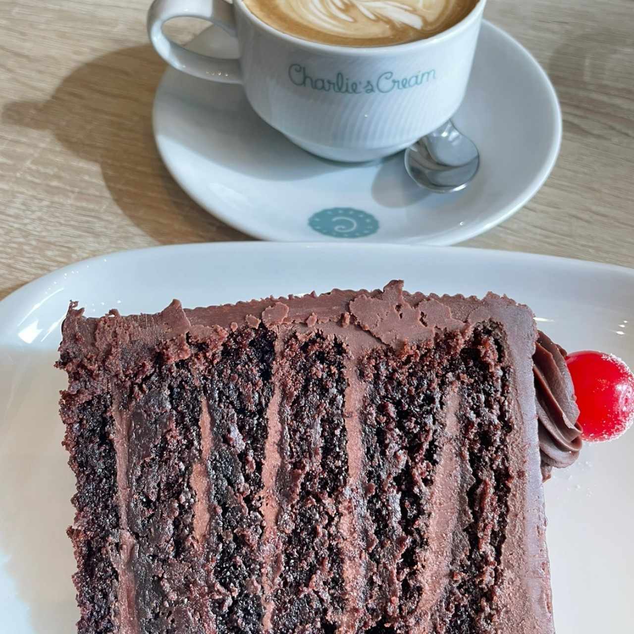 torta de chocolate + latte