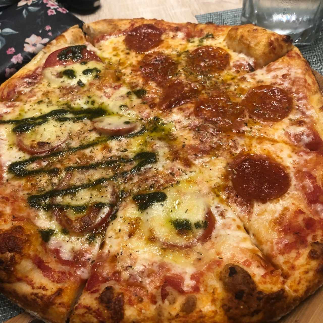 pizza mitad capresa, mitad peperonni