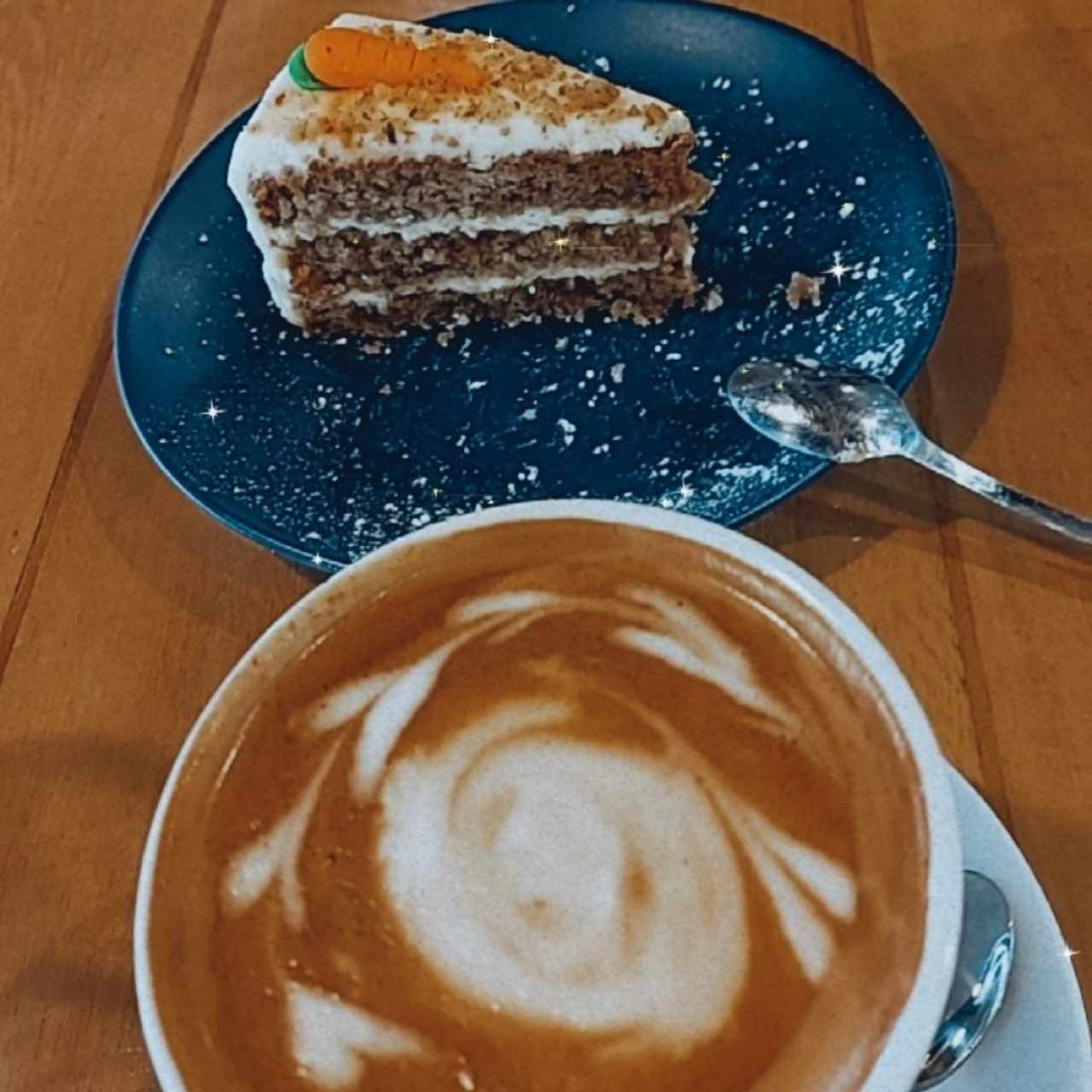 cake de zanahoria y capuccino con leche de almendras