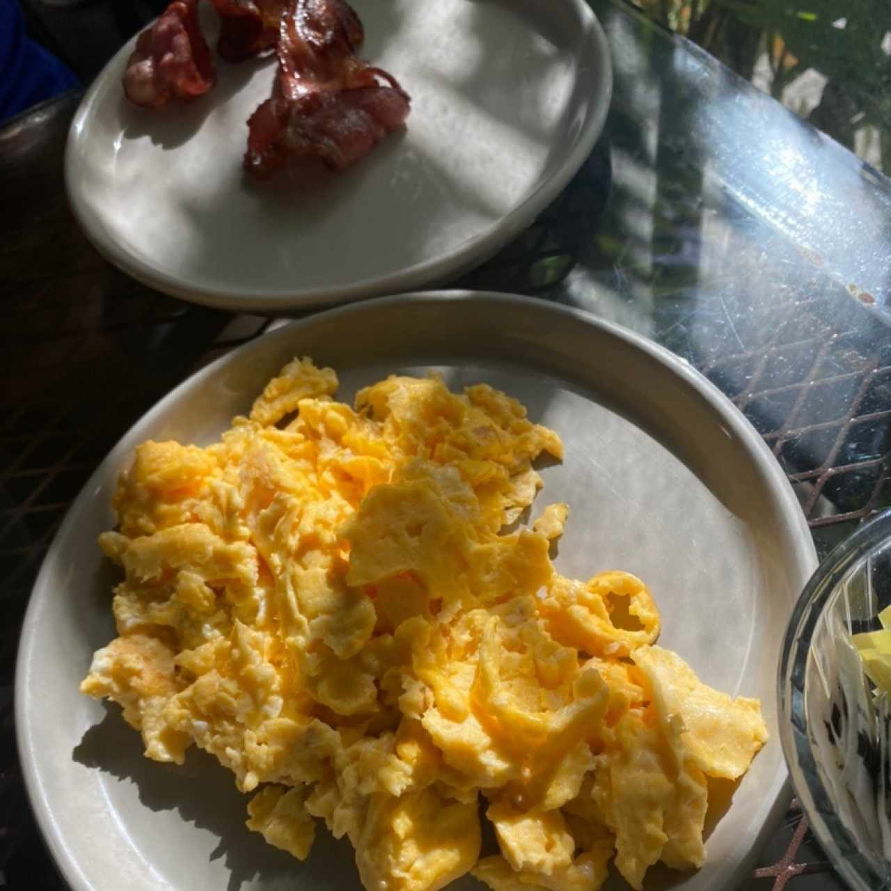 Acompañamiento para el desayuno: huevos y bacon 