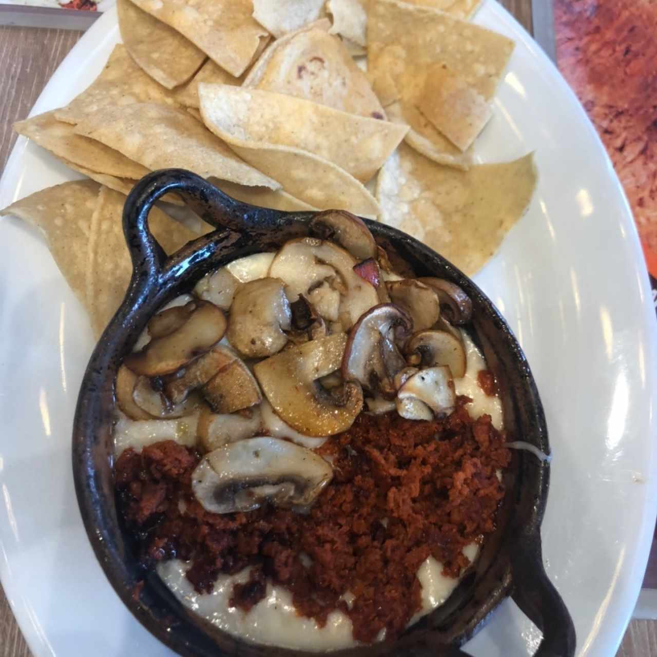 Quedo fundido con chorizo y champiñones