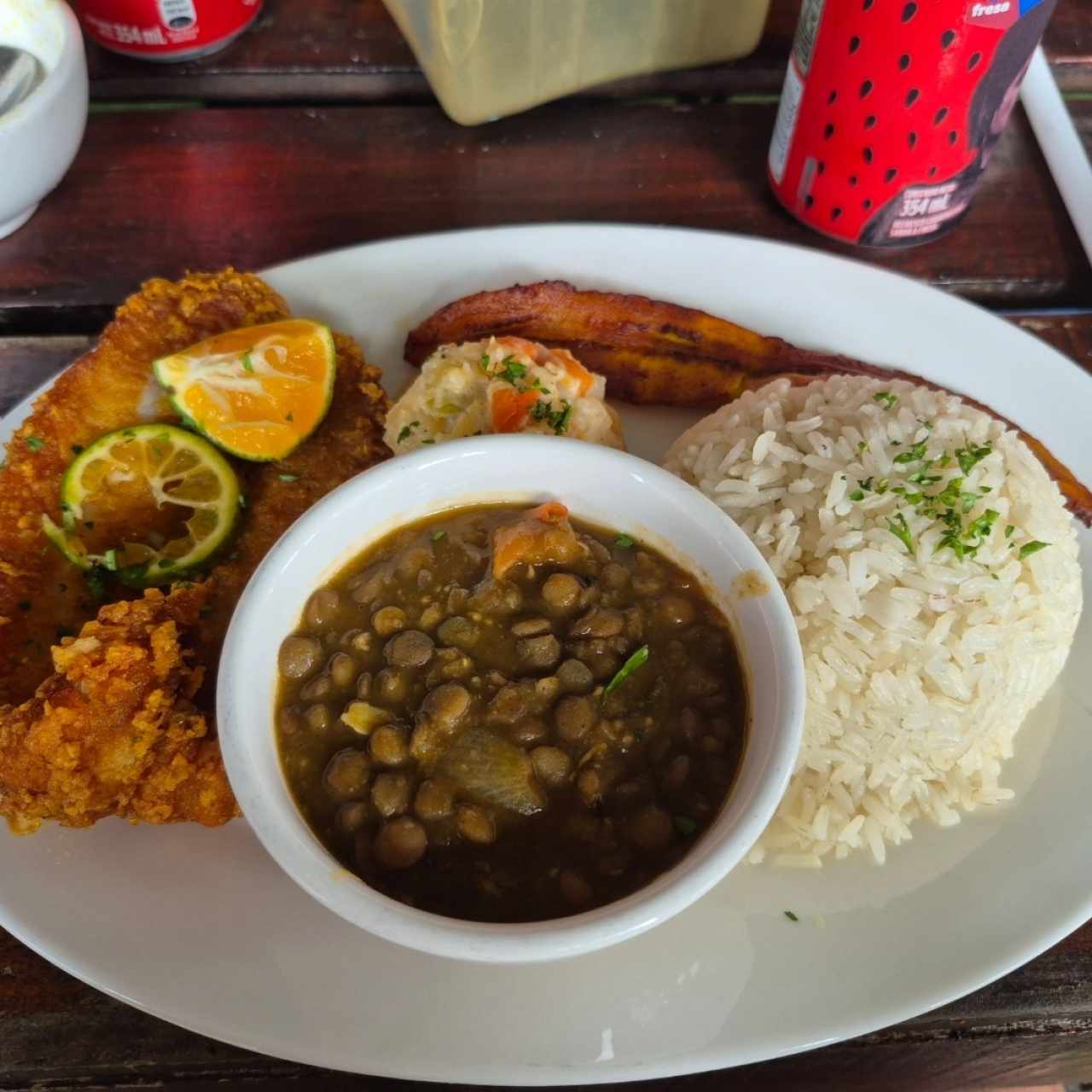 Filete de pescado, menestras, arroz, ensalada y tajada