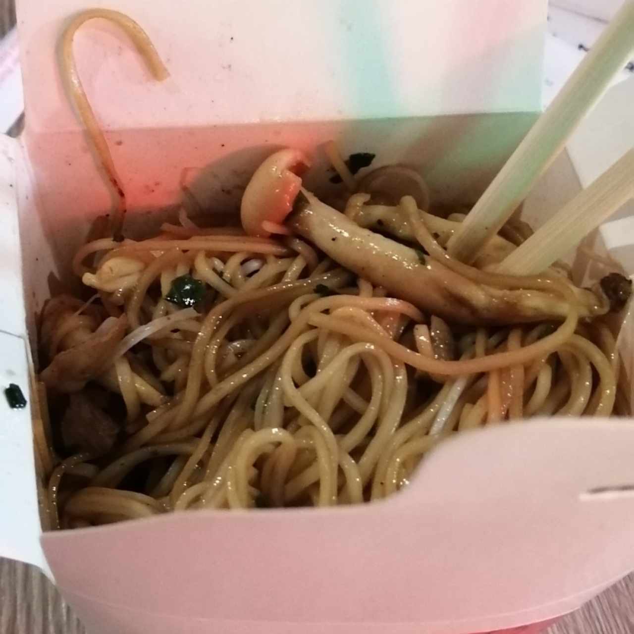 Fideos de Huevo, puerco, brotes se Soja y hongos