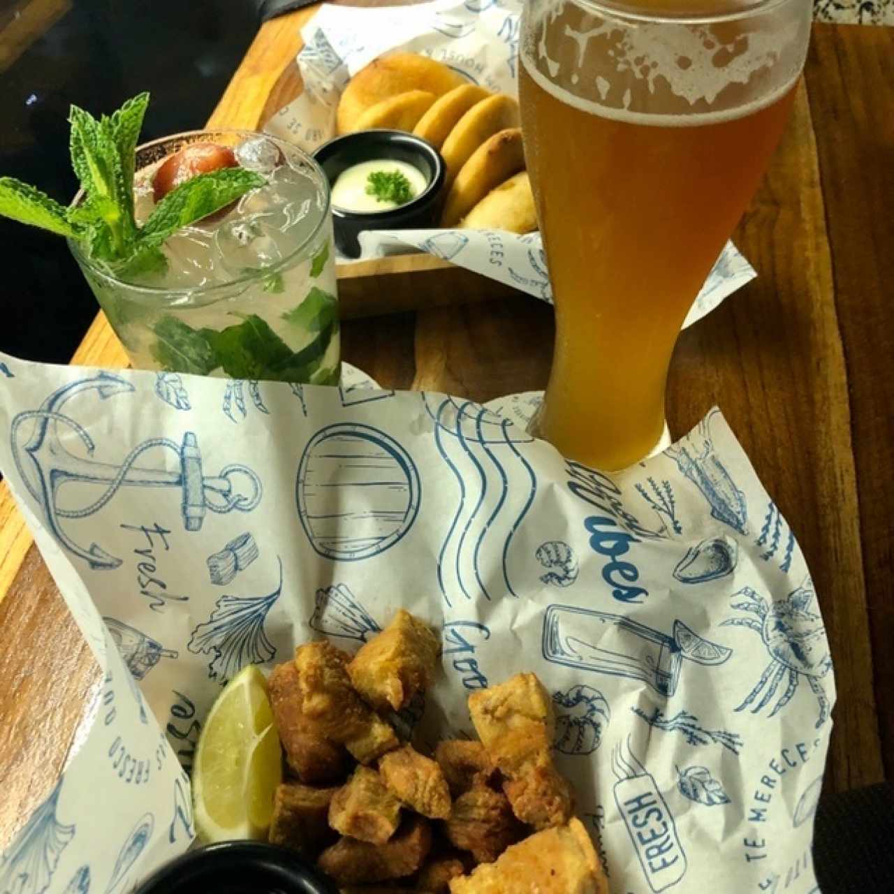 chicharron y empanaditas, acompañado de mojito y cerveza artesanal