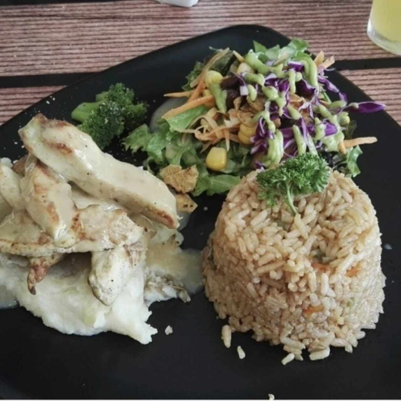 Pollo arroz y ensalada