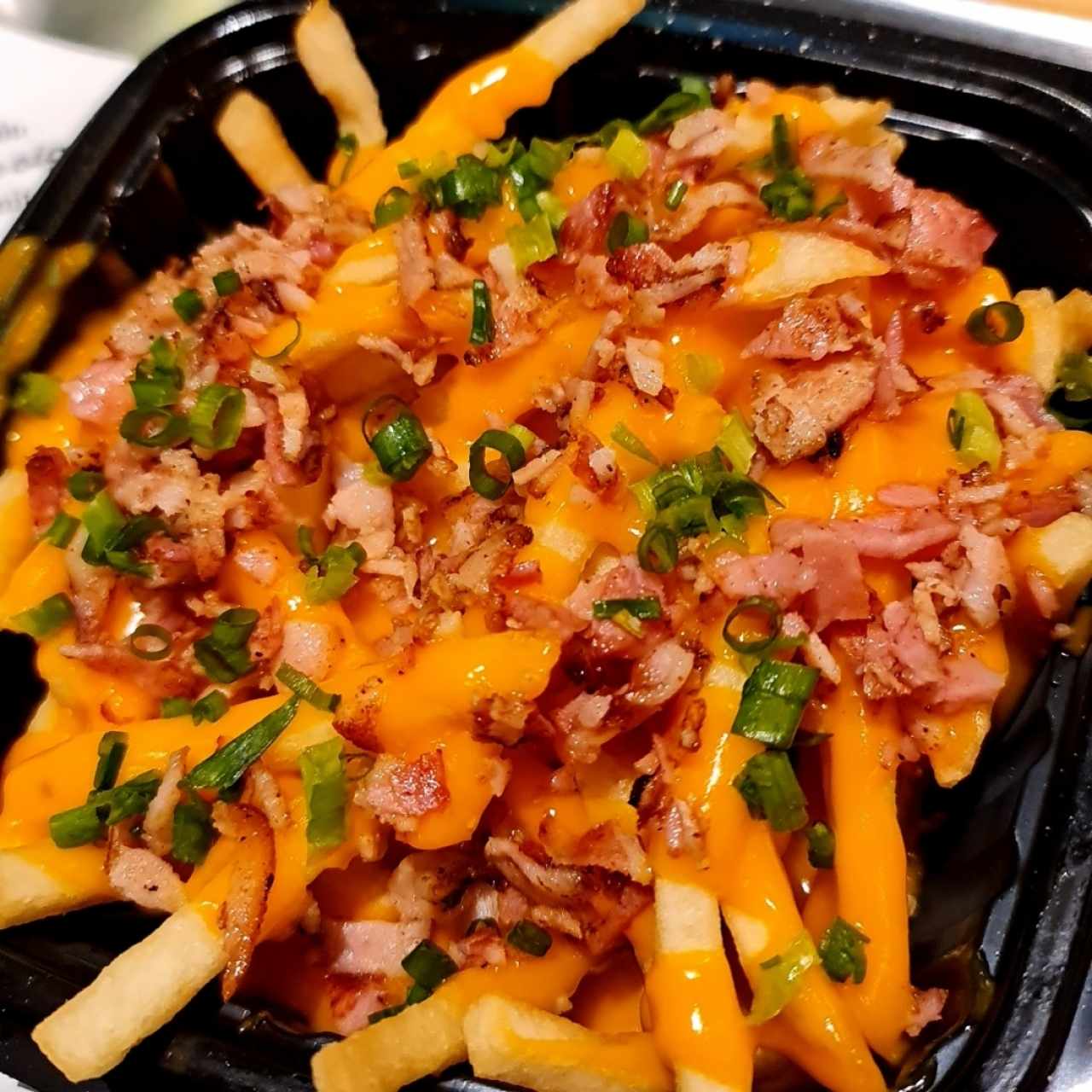 Papas fritas rellenas de queso y bacon