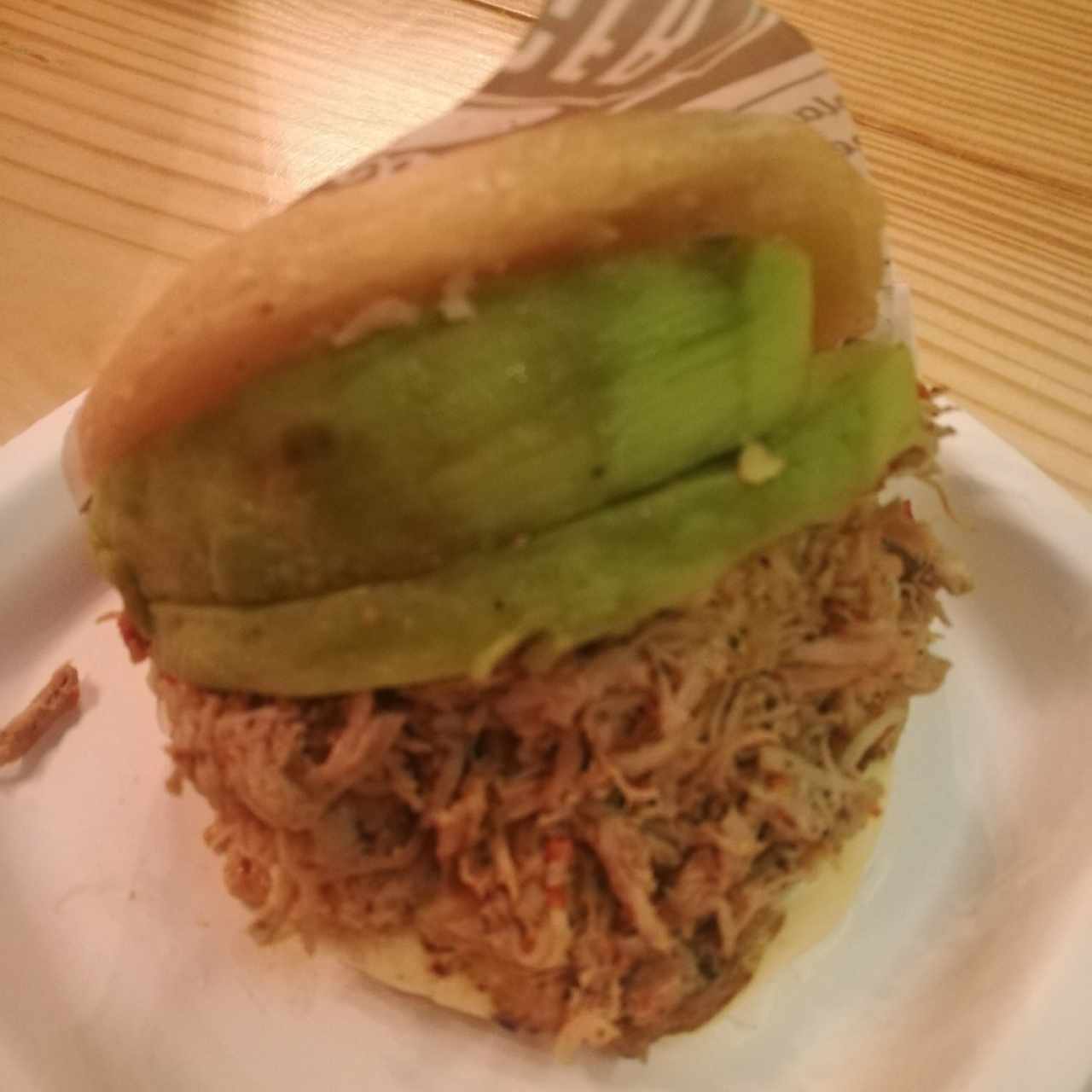 arepa de pollo, aguacate y queso a la plancha