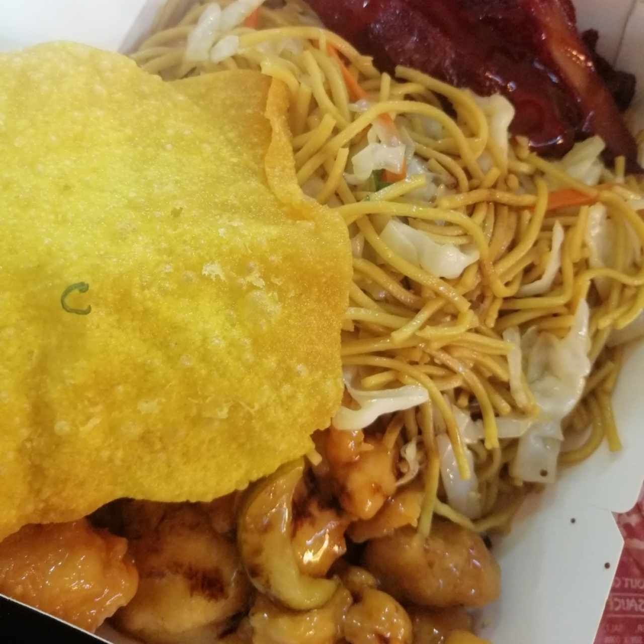 Chow mein, pollo agridulce y puerco asado.