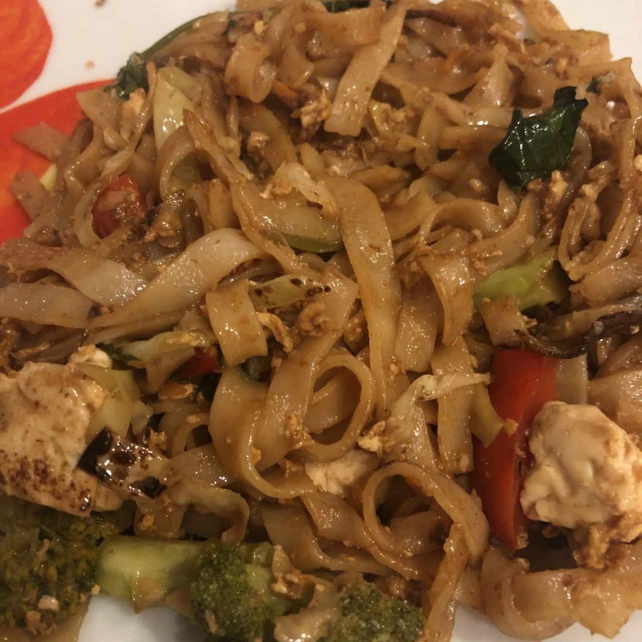 noodles de arroz con vegetales, tofu y tokyo sauce