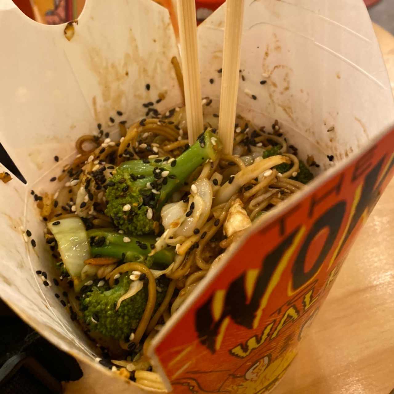 Arma tu wok - Base de Noodles de arroz, brocoli, salda tokio, vegetales y semillas de sesamo
