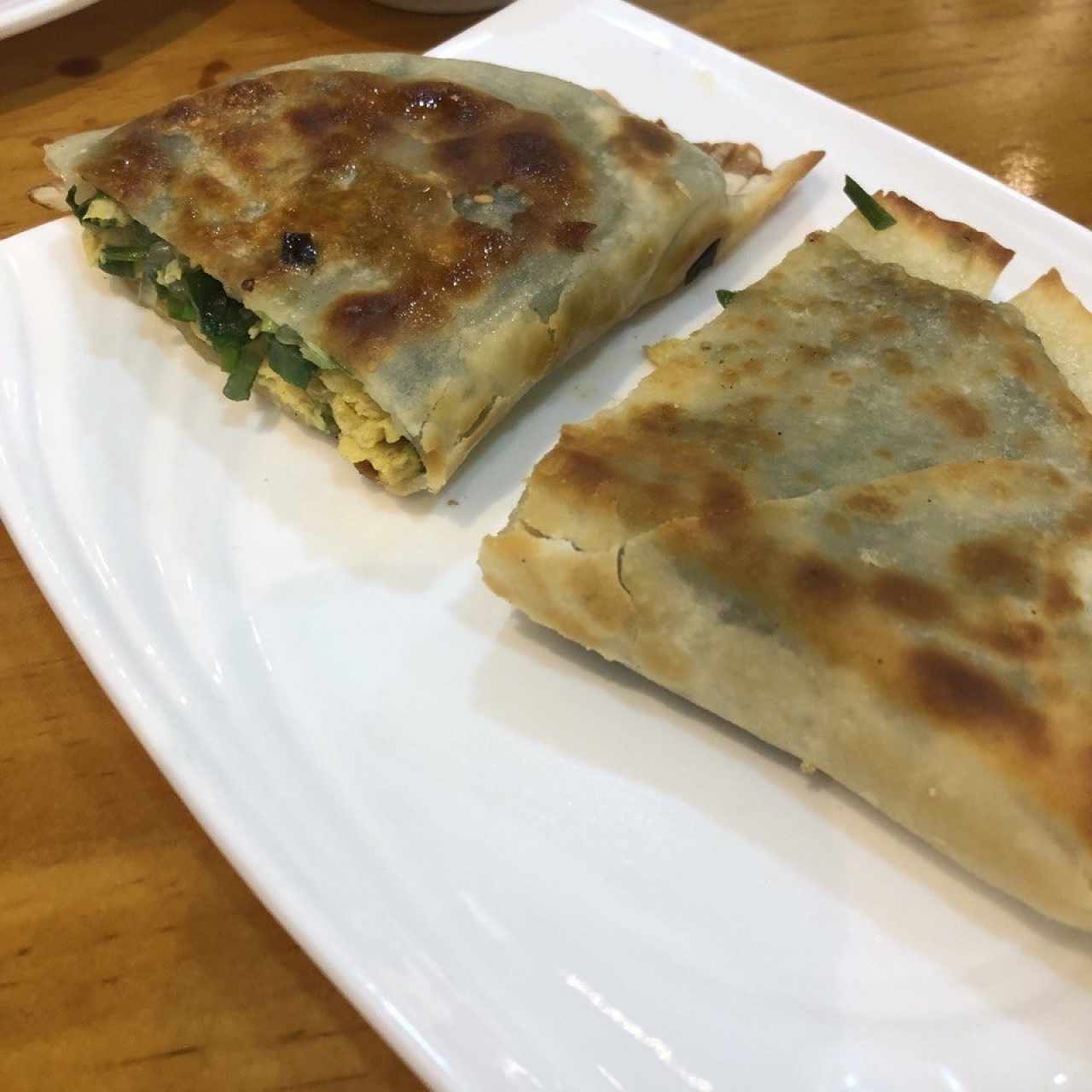 Empanada de cebollina, huevo y fideos transparentes