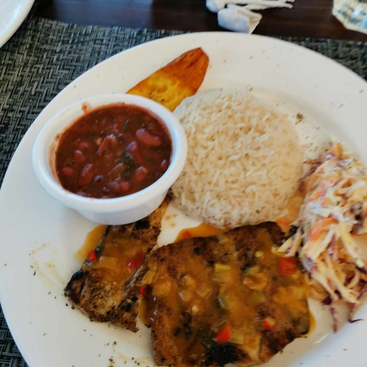 Filete de pescado en salsa de camarones