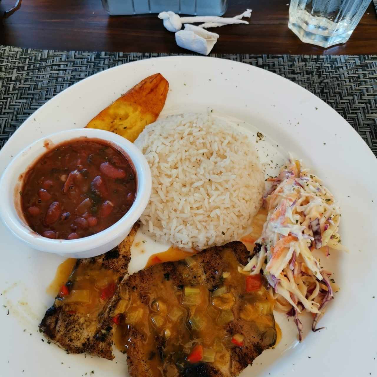 Pescado a la plancha con arroz y ensaladas